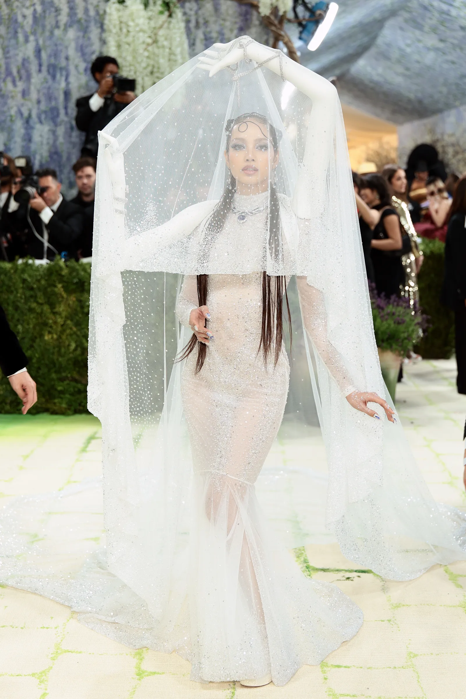 Bộ cánh của Lisa tại Met Gala 2026, nhấn vào phom dáng gọn và vẻ hiện đại sắc nét
