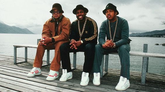Sự giao thoa lịch sử giữa nhóm nhạc Run DMC và thương hiệu thể thao Adidas