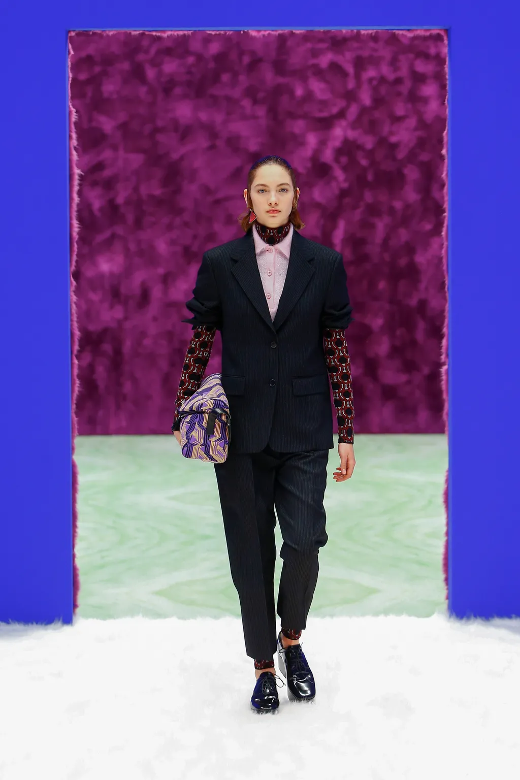Trang phục công sở 2026 với tailoring sắc nét và sơ mi tối giản