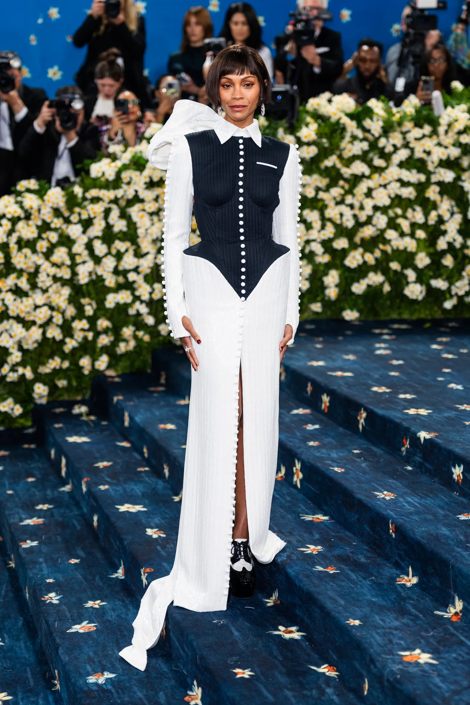 Zoe Saldaña trong bộ váy may đo Thom Browne tại Met Gala 2025