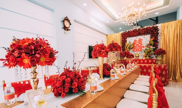 Trang trí gia tiên màu đỏ may mắn