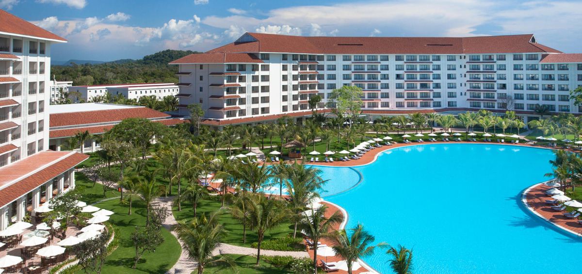 Không gian sân vườn ven biển thoáng mát tại Vinpearl Resort & Spa Phú Quốc