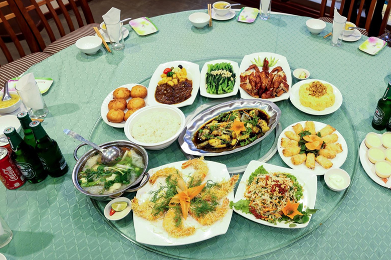 Setup bàn tiệc đa dạng phong cách tại nhà hàng