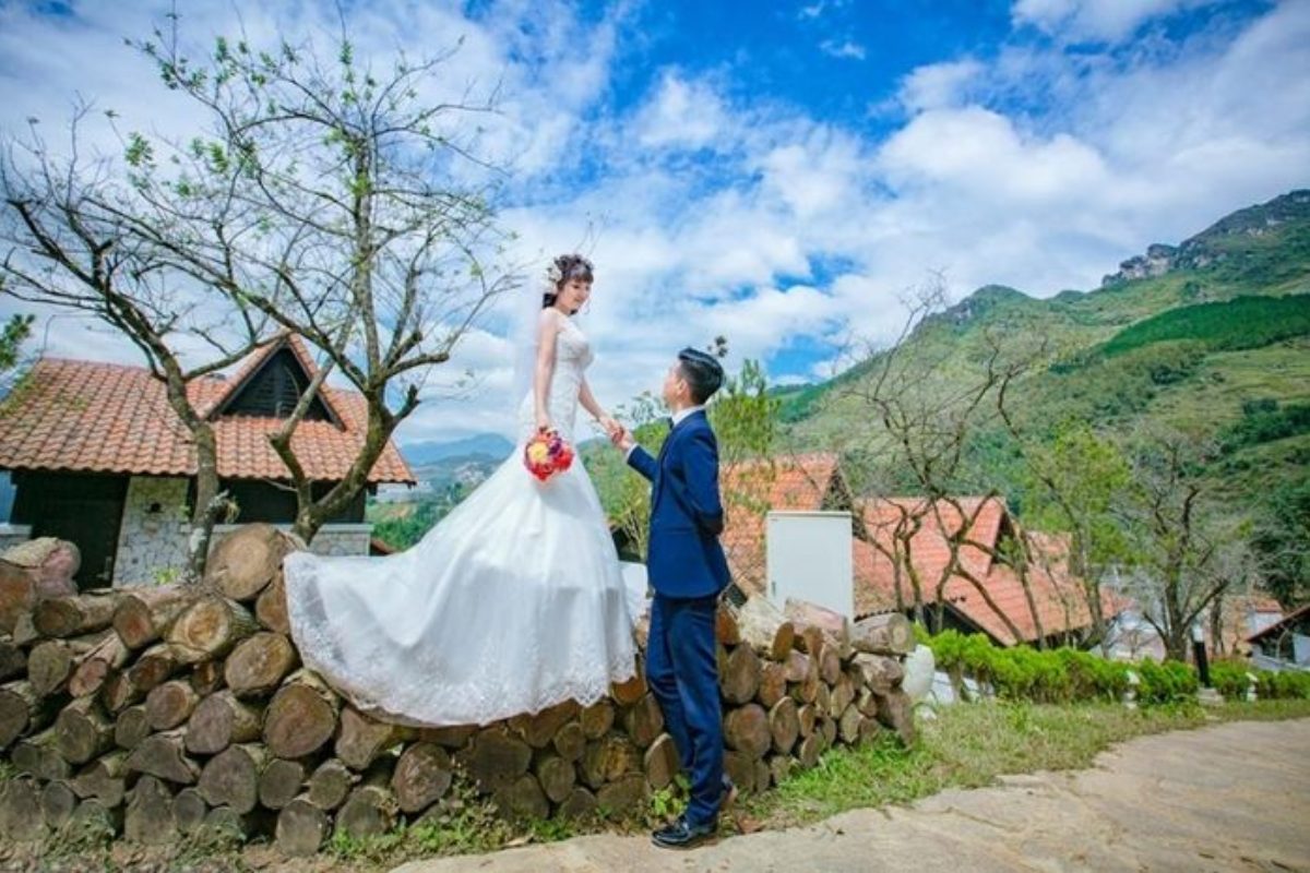 Cặp đôi chụp ảnh cưới giữa ruộng bậc thang ở thung lũng Mường Hoa Sapa