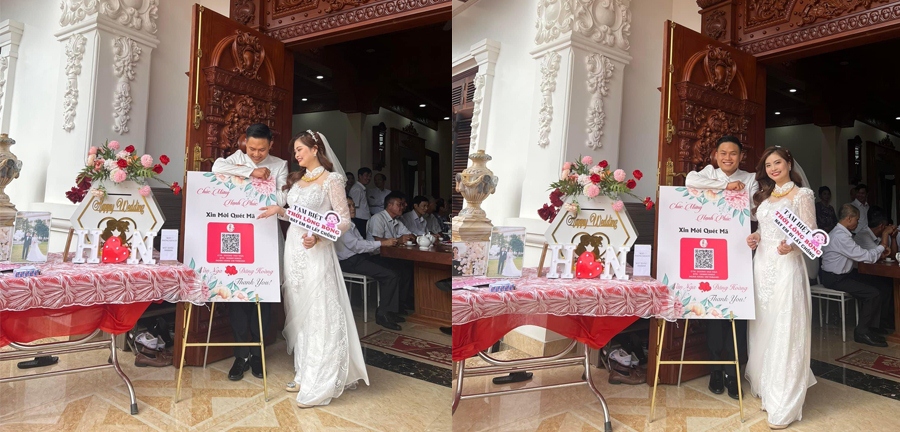Cô dâu và chú rể chụp ảnh cạnh mã QR nhận quà cưới