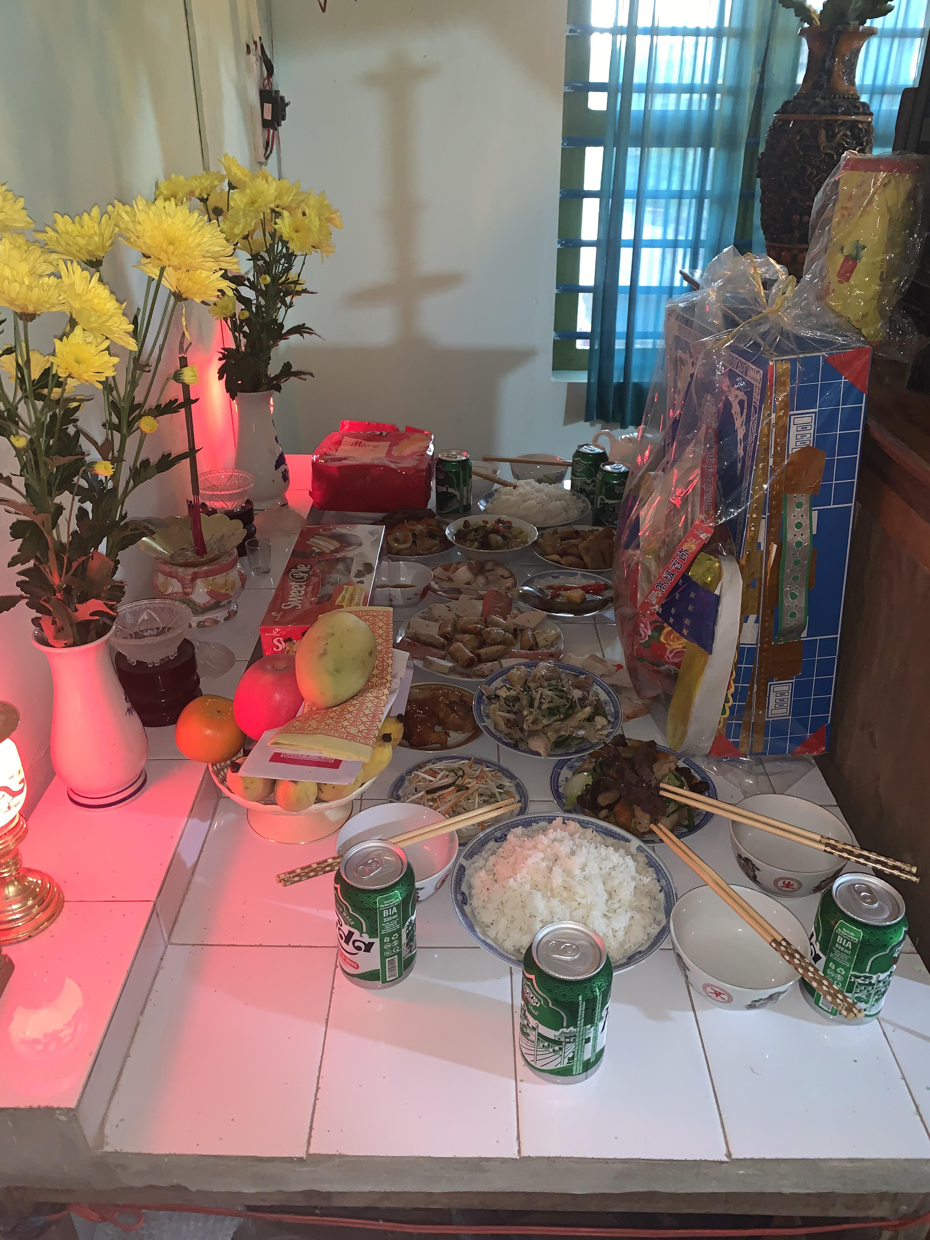 Bàn thờ gia tiên trang trí truyền thống với mâm quả và nến hoa