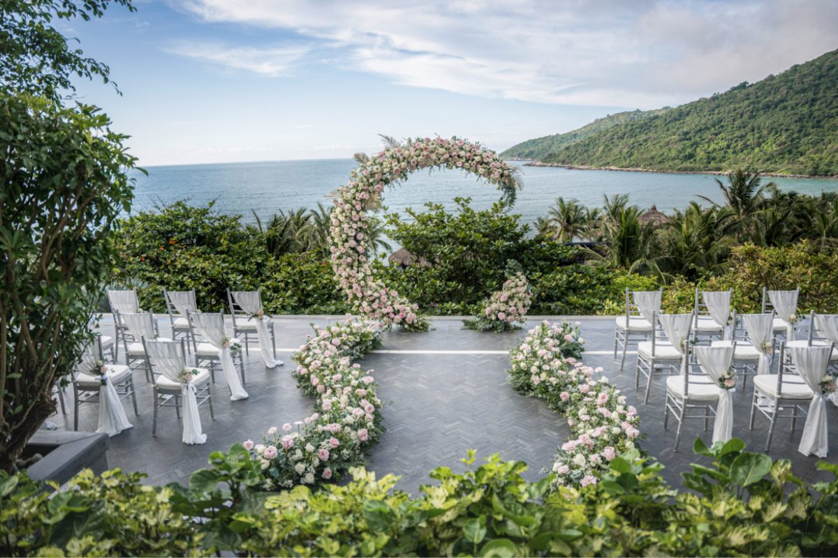 InterContinental Danang Sun Peninsula Resort bên bờ biển Đà Nẵng
