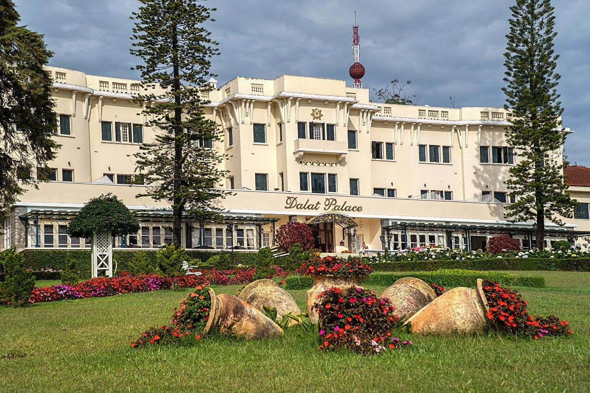 Khuôn viên cỏ xanh nhìn ra hồ Xuân Hương tại Dalat Palace Heritage Hotel