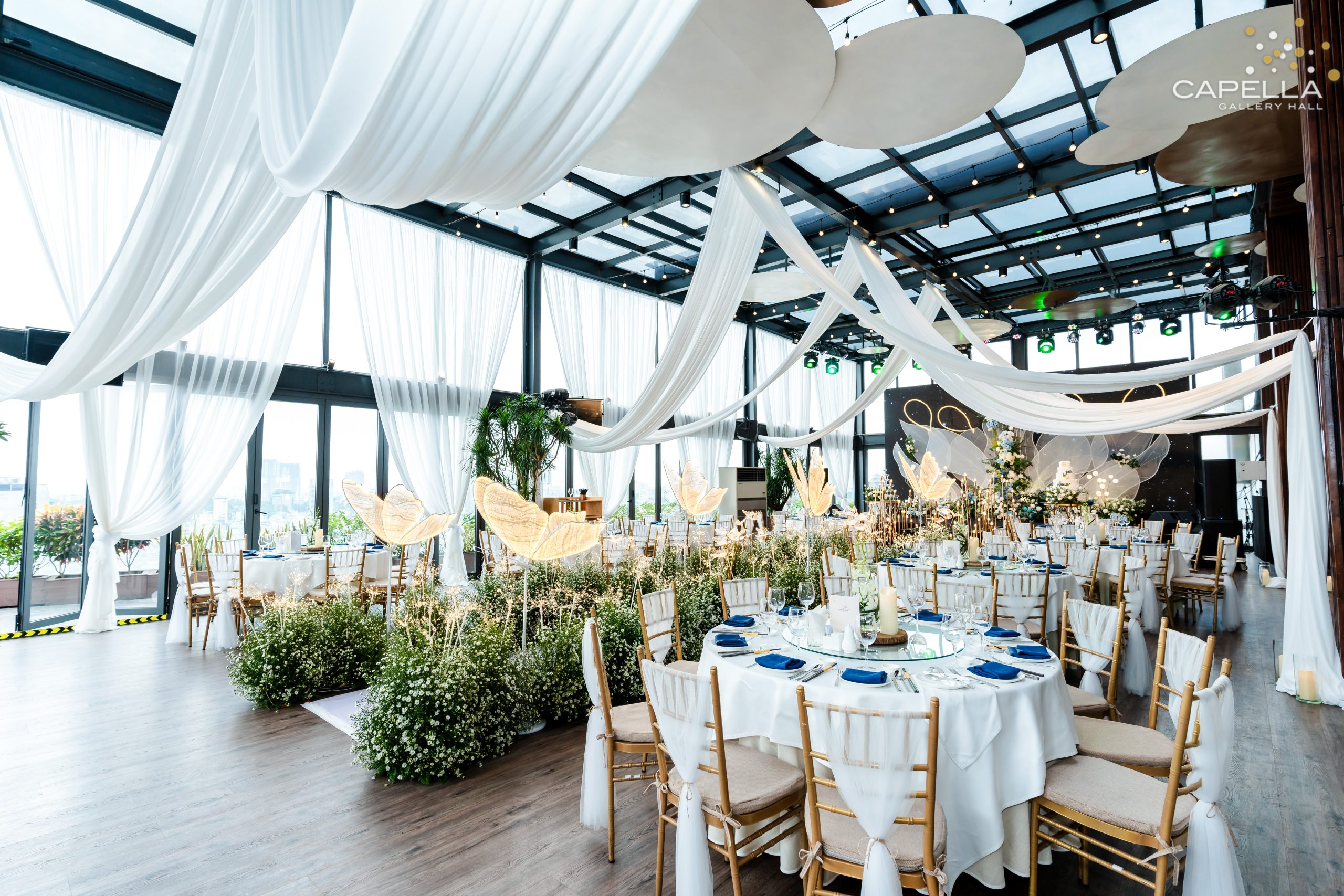 Khung cảnh tiệc cưới lãng mạn dưới bầu trời hoàng hôn tại Rooftop