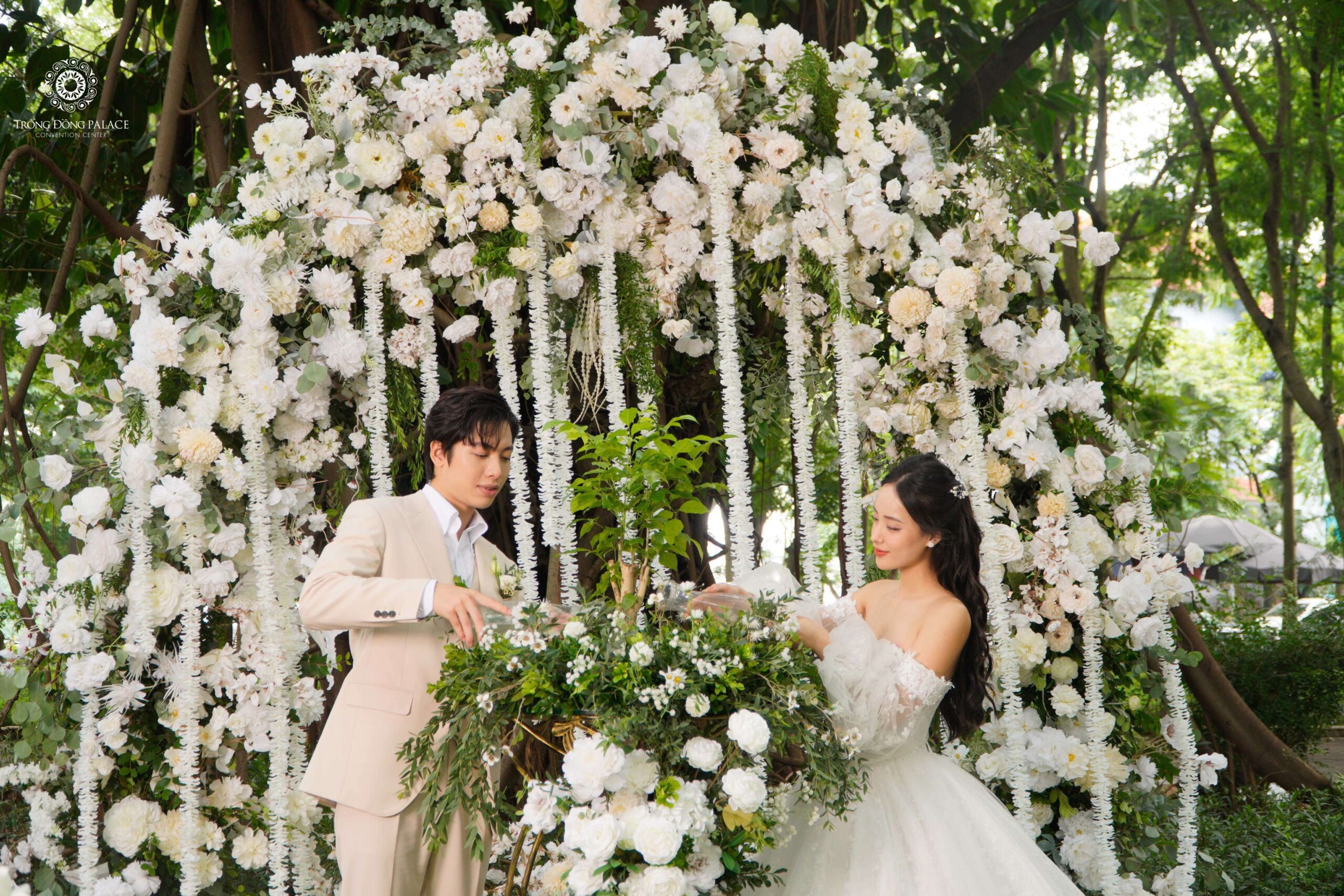 Bong bóng và backdrop tạo điểm nhấn mạnh mẽ cho không gian tiệc