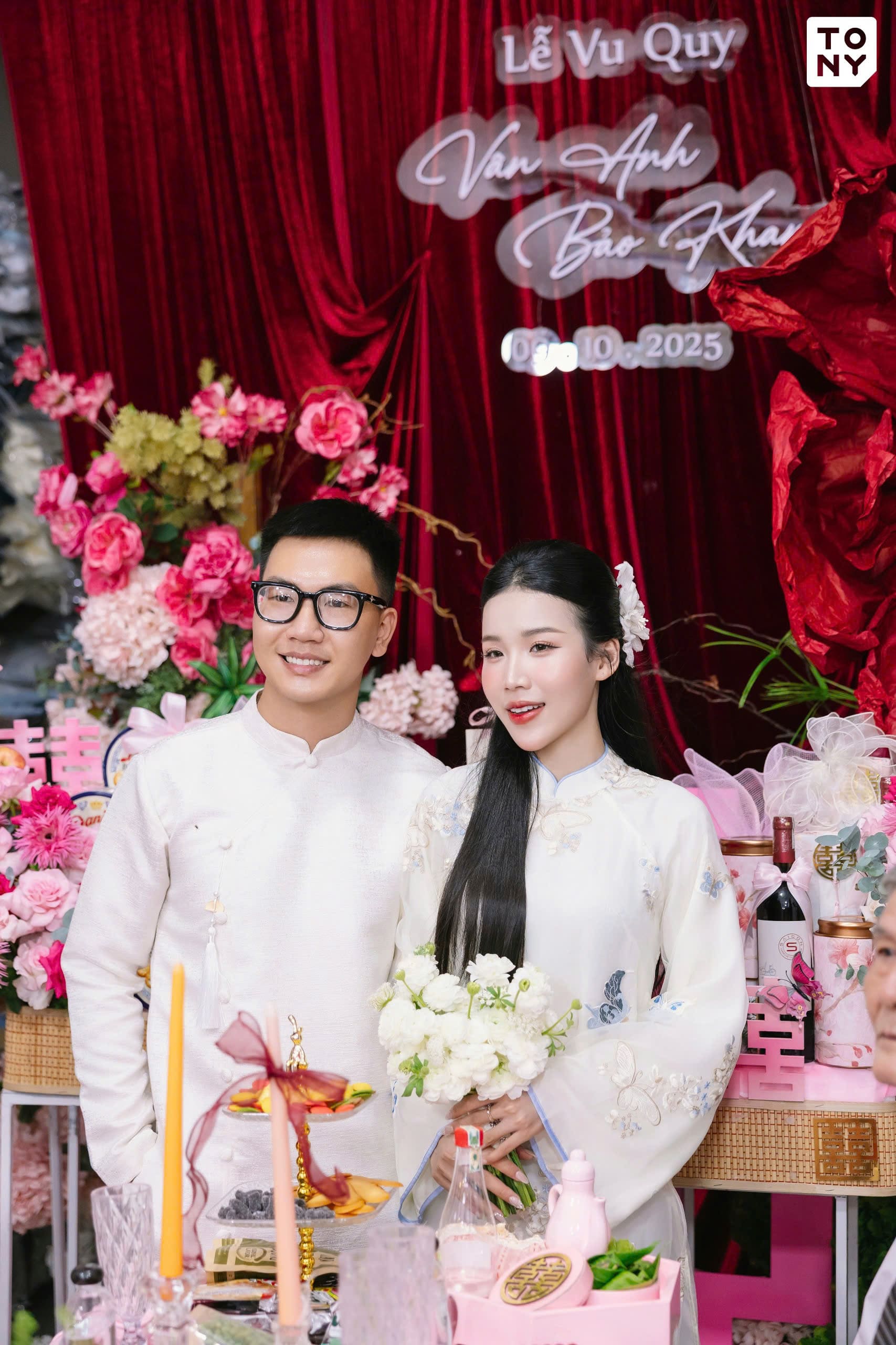 Không gian gia tiên được đầu tư trang trí bài bản giúp nổi bật khu vực hành lễ chính