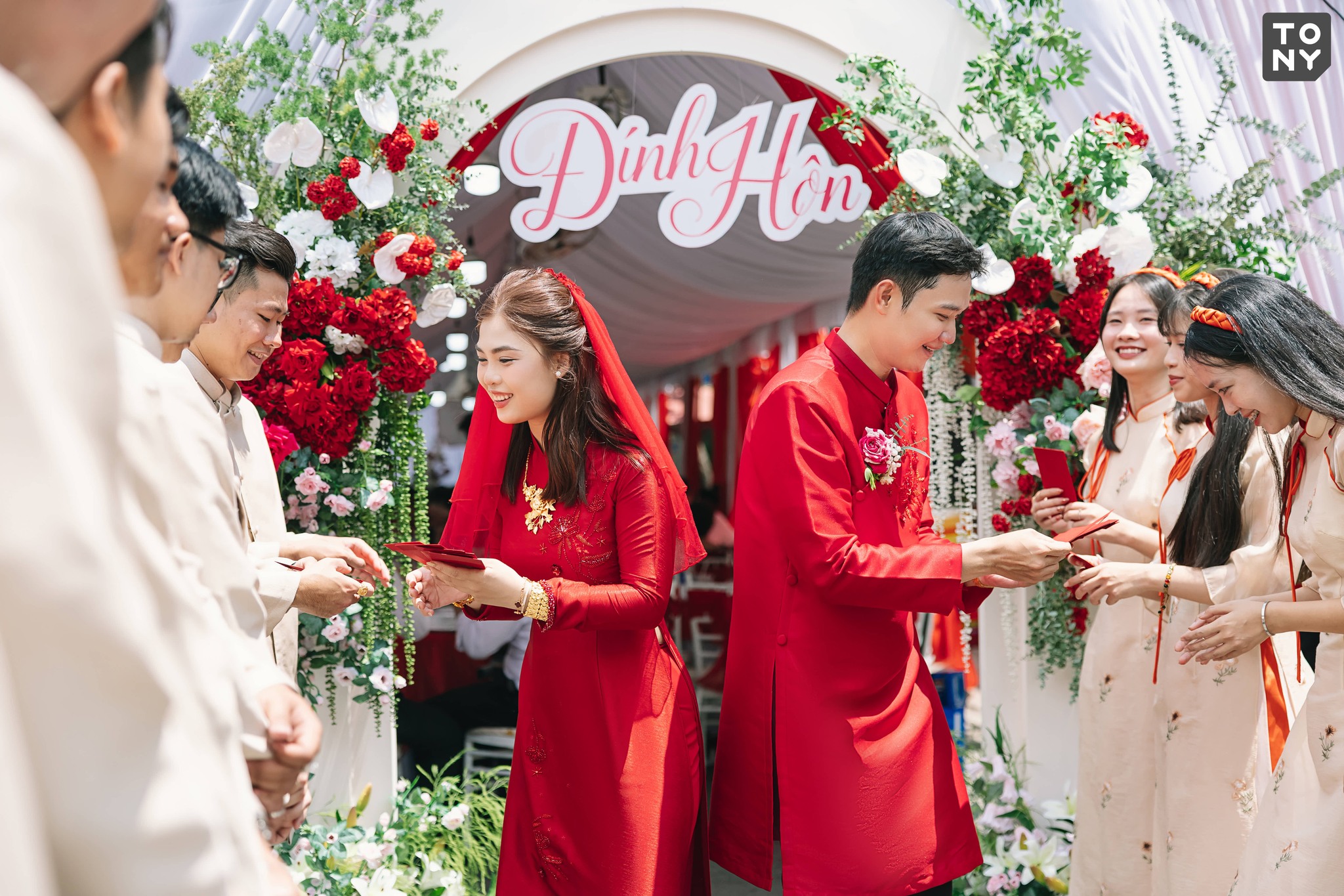 Cặp đôi trong ngày cưới
