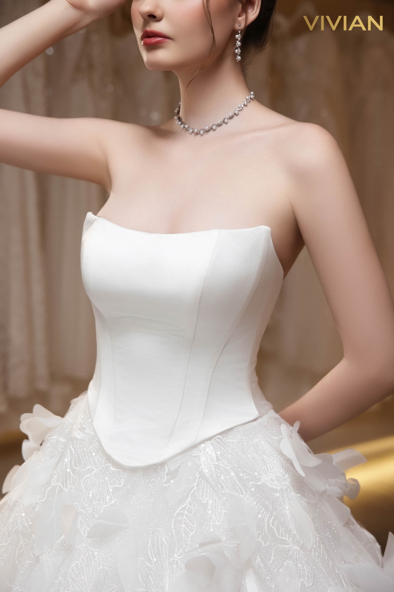 Cấu trúc váy cưới hạ eo giúp cân bằng tỷ lệ cơ thể