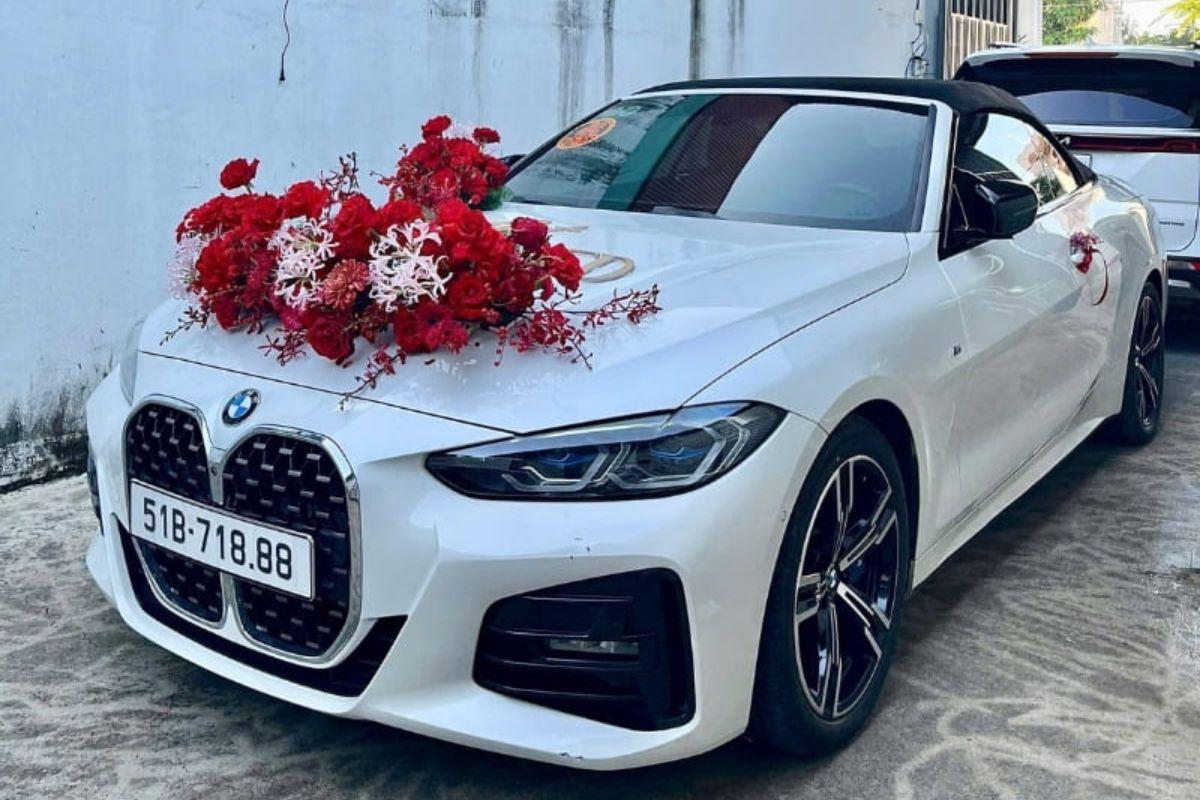 Mẫu hoa xe cưới phong cách Luxury với hồng đỏ nổi bật