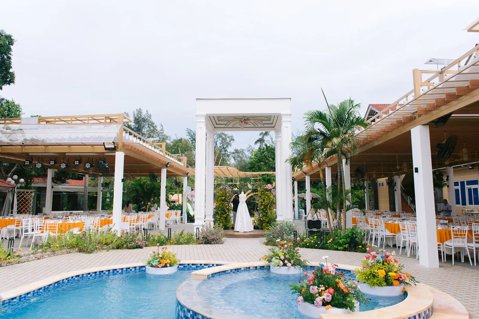 Khảo sát địa điểm có sân hiên rộng và hồ bơi đủ tiêu chuẩn an toàn