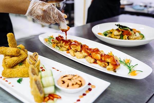 Mâm món ăn tiệc cưới cân bằng giữa khai vị, món chính và tráng miệng