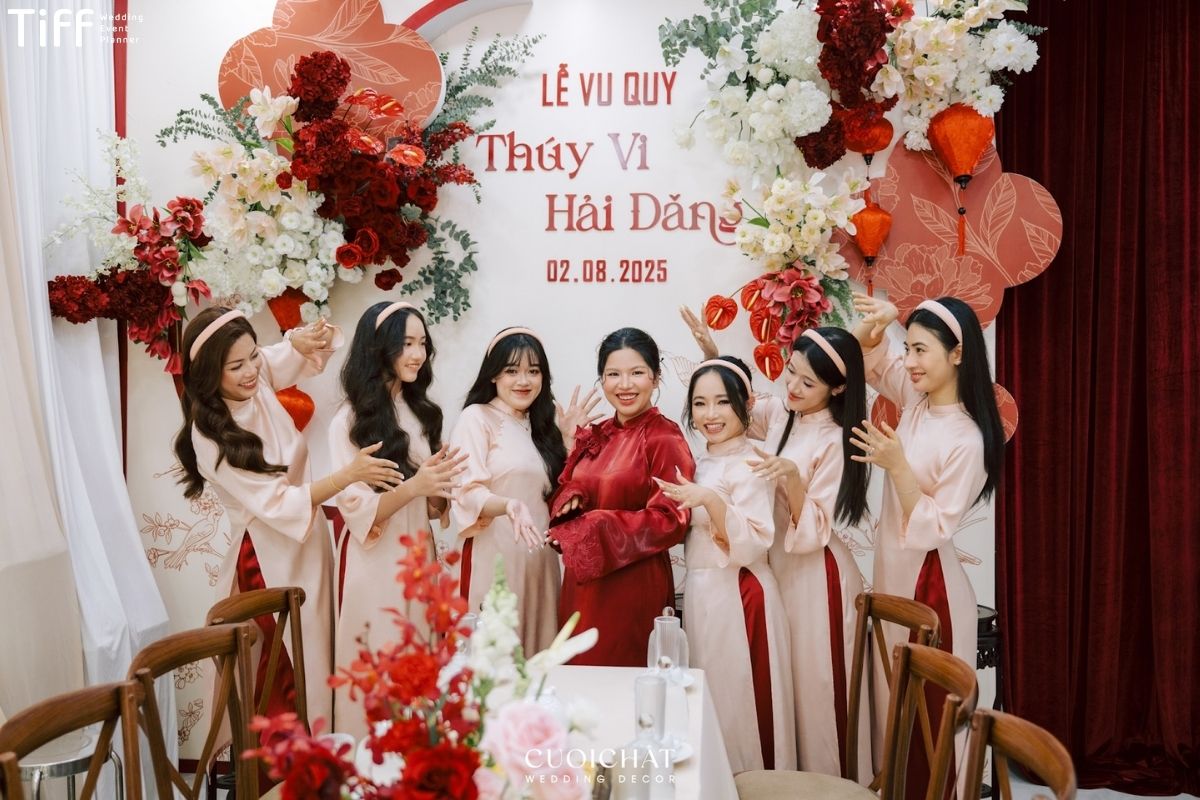 Sắc đỏ làm không gian lễ gia tiên ấm cúng