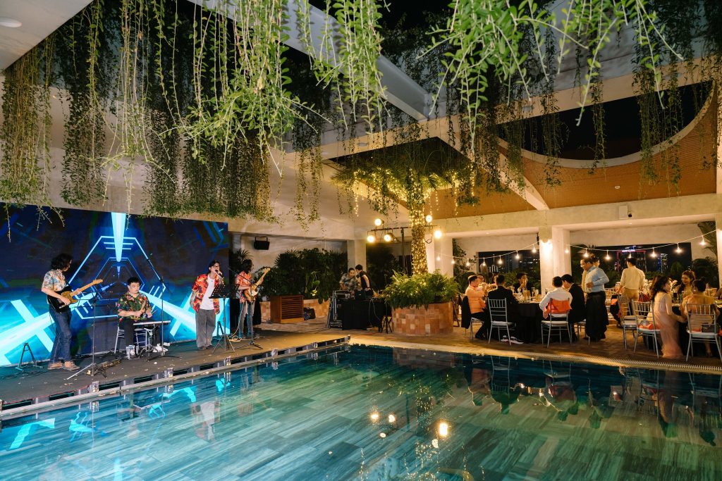 Hệ thống ánh sáng lung linh cho tiệc cưới buổi tối