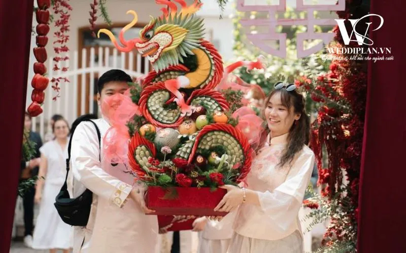 Không gian bàn thờ gia tiên ngày cưới với mâm lễ đầy đủ