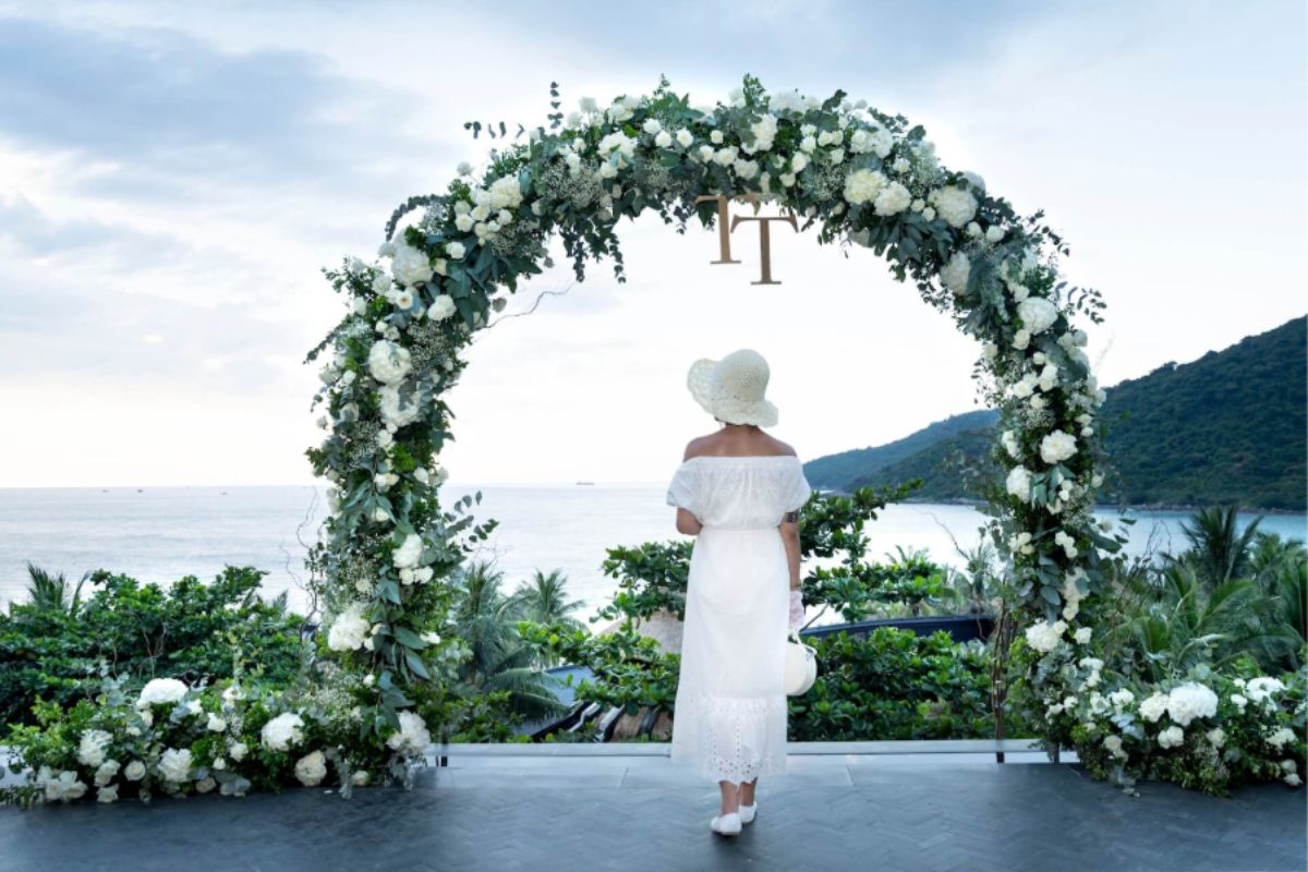 Backdrop cưới nhẹ nhàng bên hàng cây xanh