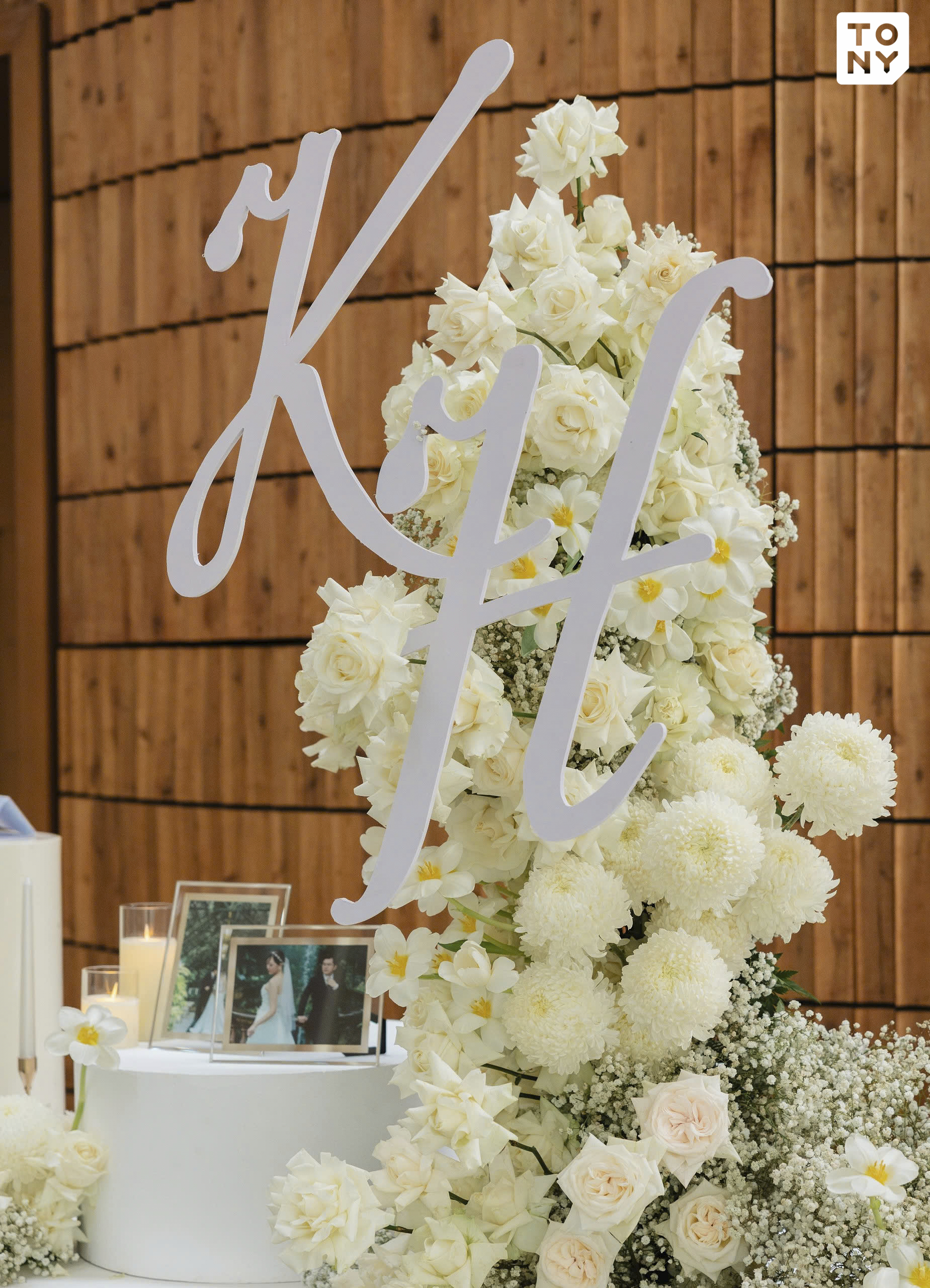 Không gian tiệc cưới hoàng gia với bàn tiệc dài, hoa tươi cao cấp, centerpiece trang trí đối xứng và nến tây lãng mạn