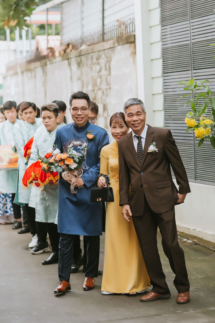 Gia đình nhà trai đang sắp xếp đội hình tiến vào nhà gái