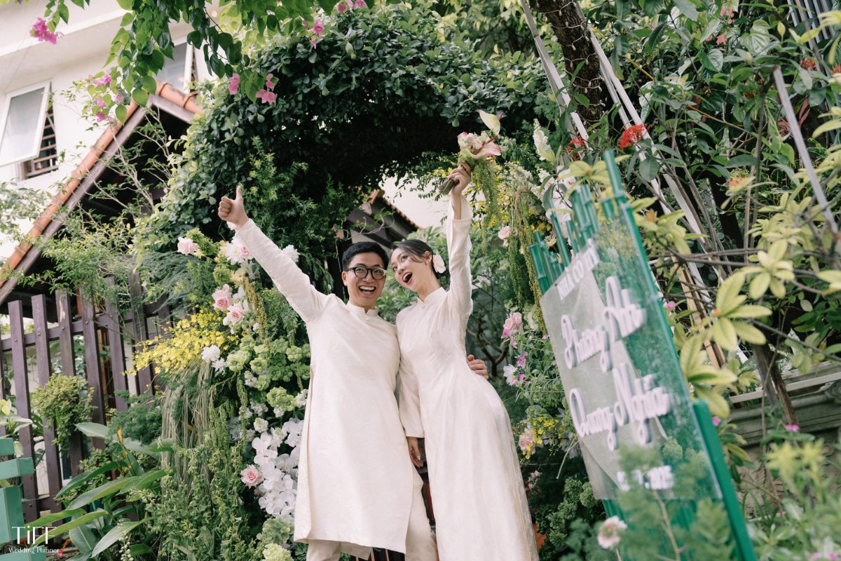 Hãy tập trung các cụm hoa lá lớn ở những khu vực chính như cổng hoa, backdrop