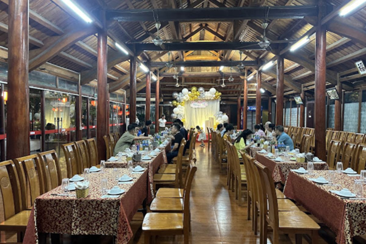 Nhà hàng Quốc Phương Trại cung cấp không gian tổ chức tiệc cưới ấm cúng, với thực đơn phong phú và dịch vụ tận tình