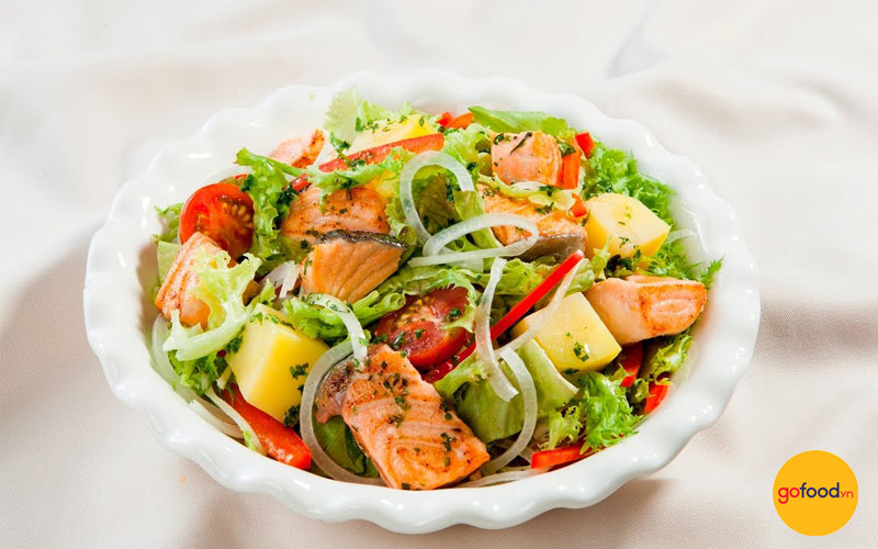 Salad cá hồi sốt mè rang sang trọng cho thực đơn 5 món