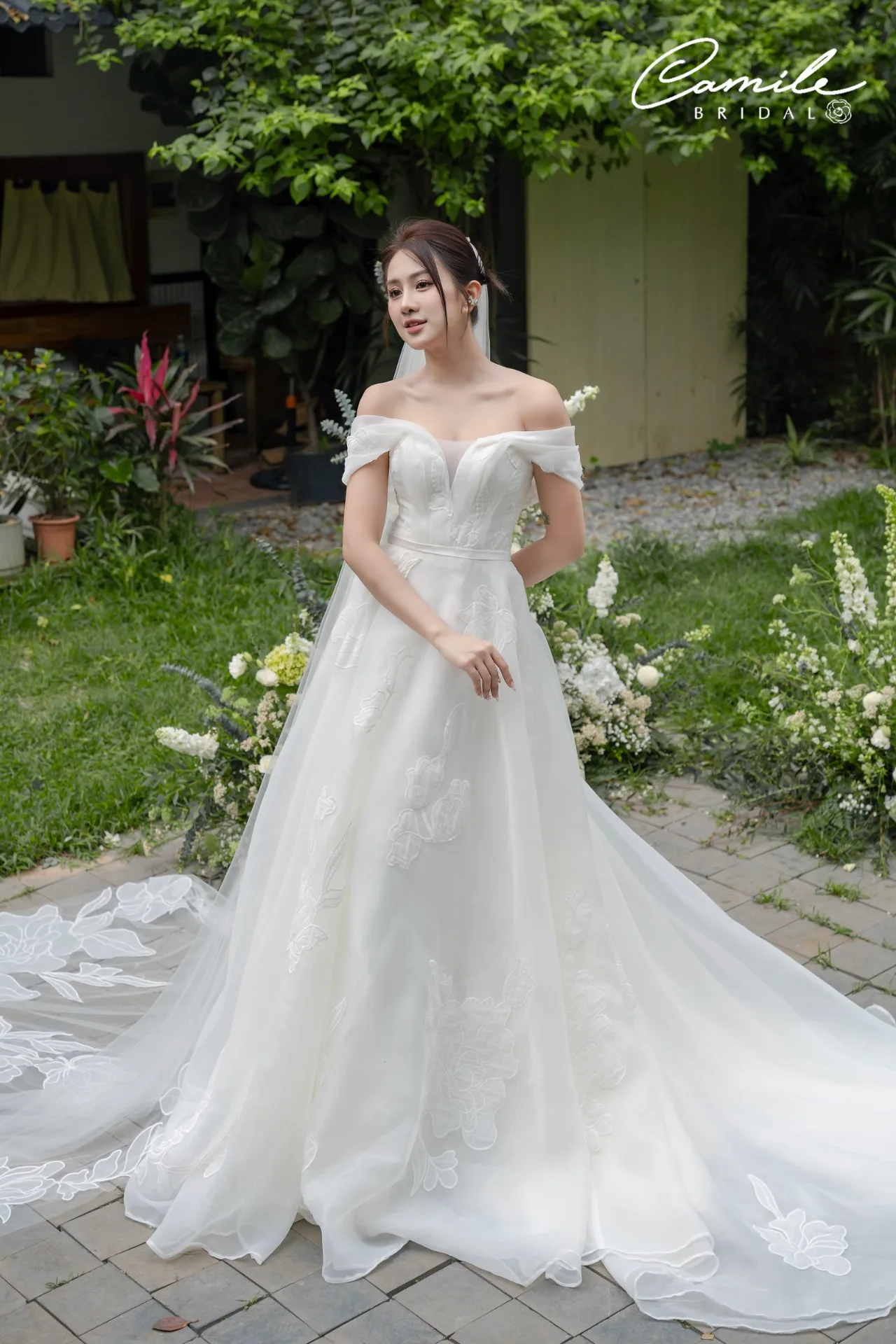 Chi tiết lưng váy cưới trơn với phom dáng cắt xẻ sắc sảo