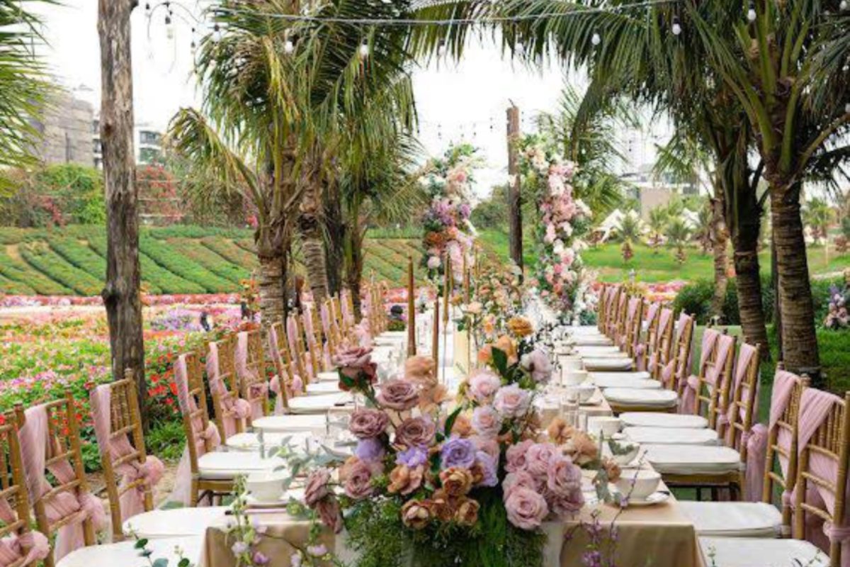 Tiệc cưới ngoài trời giữa vườn hoa tại Thung Lũng Hoa Hồ Tây