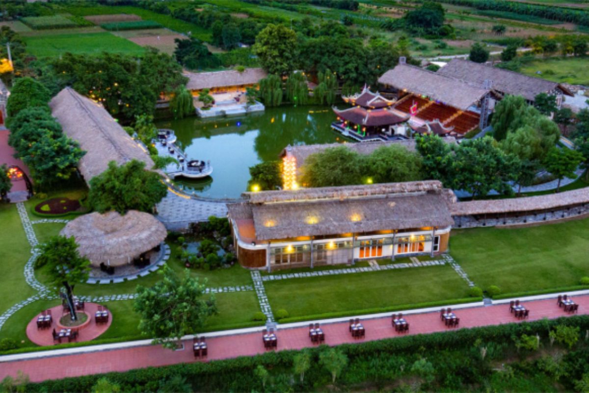 Không gian tiệc cưới trong nhà với kiến trúc gỗ – tre ấm cúng tại Nắng Sông Hồng.