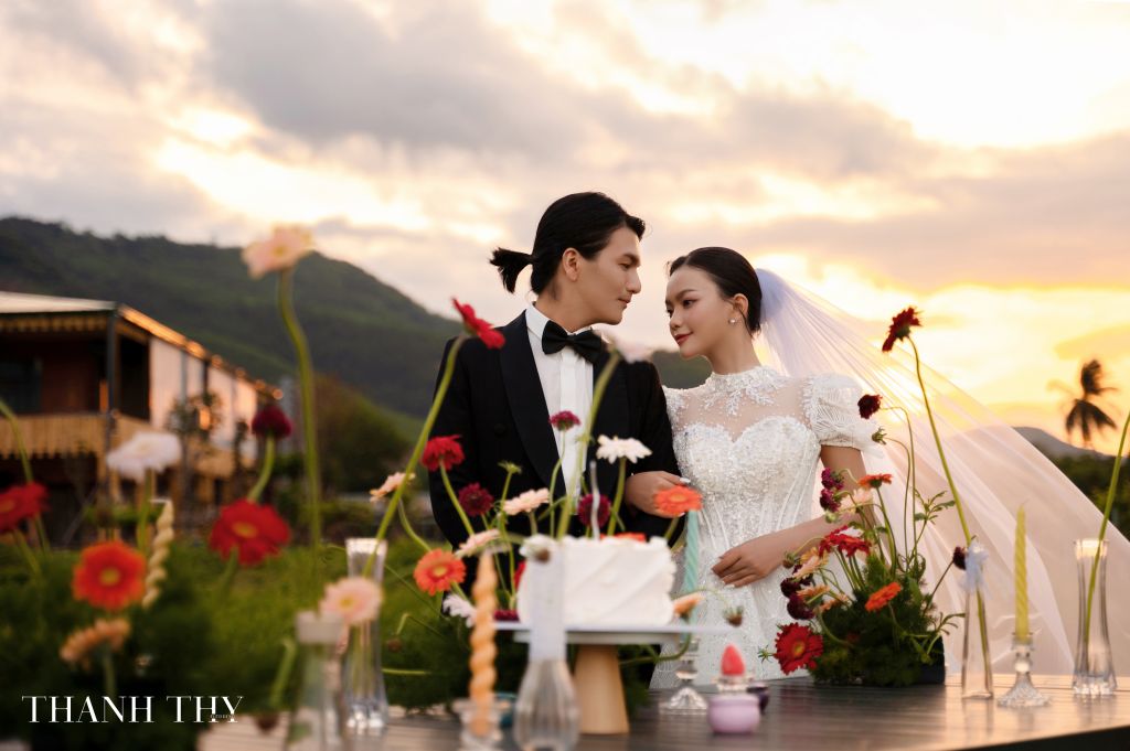 Không gian cưới ngoài trời giữa vườn nho tạo cảm giác tự nhiên và gần gũi