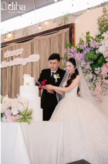Nghi thức cắt bánh kem trong tiệc cưới sân vườn tại Bình Dương