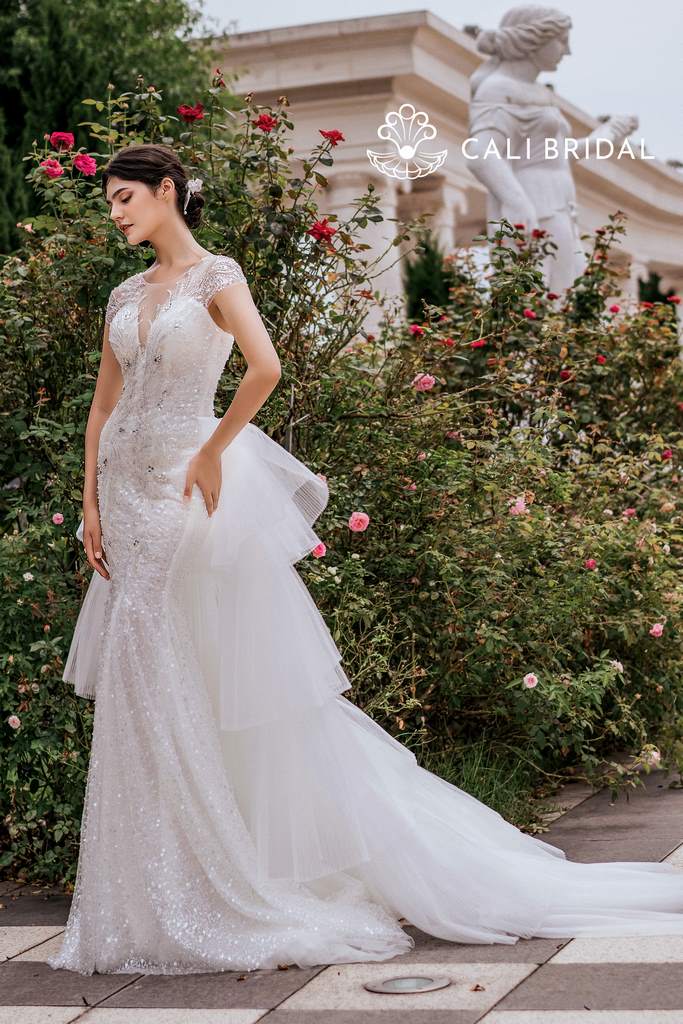 Váy cưới tà dài sang trọng