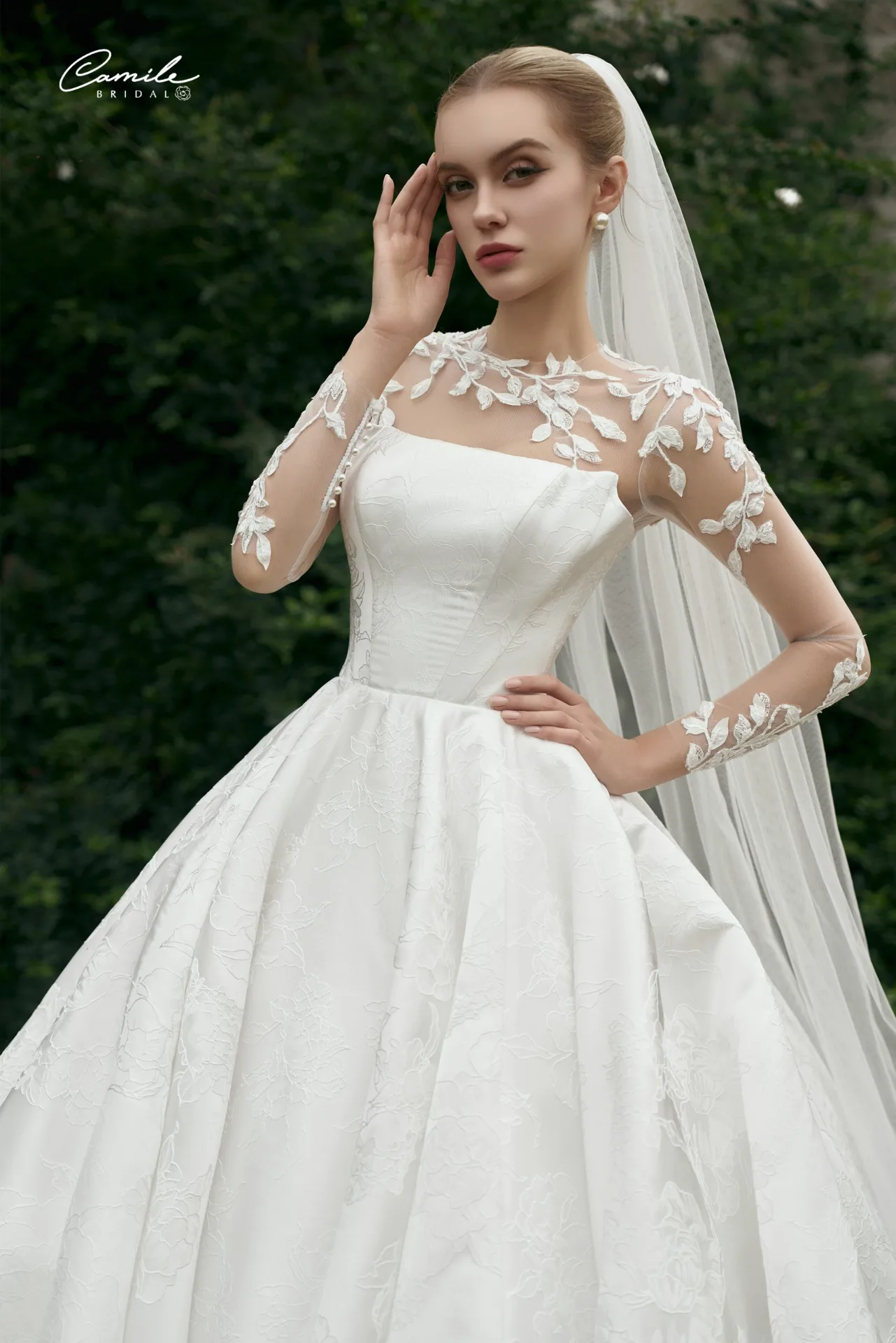 Phom dáng váy cưới trơn tôn vinh đường cong quyến rũ