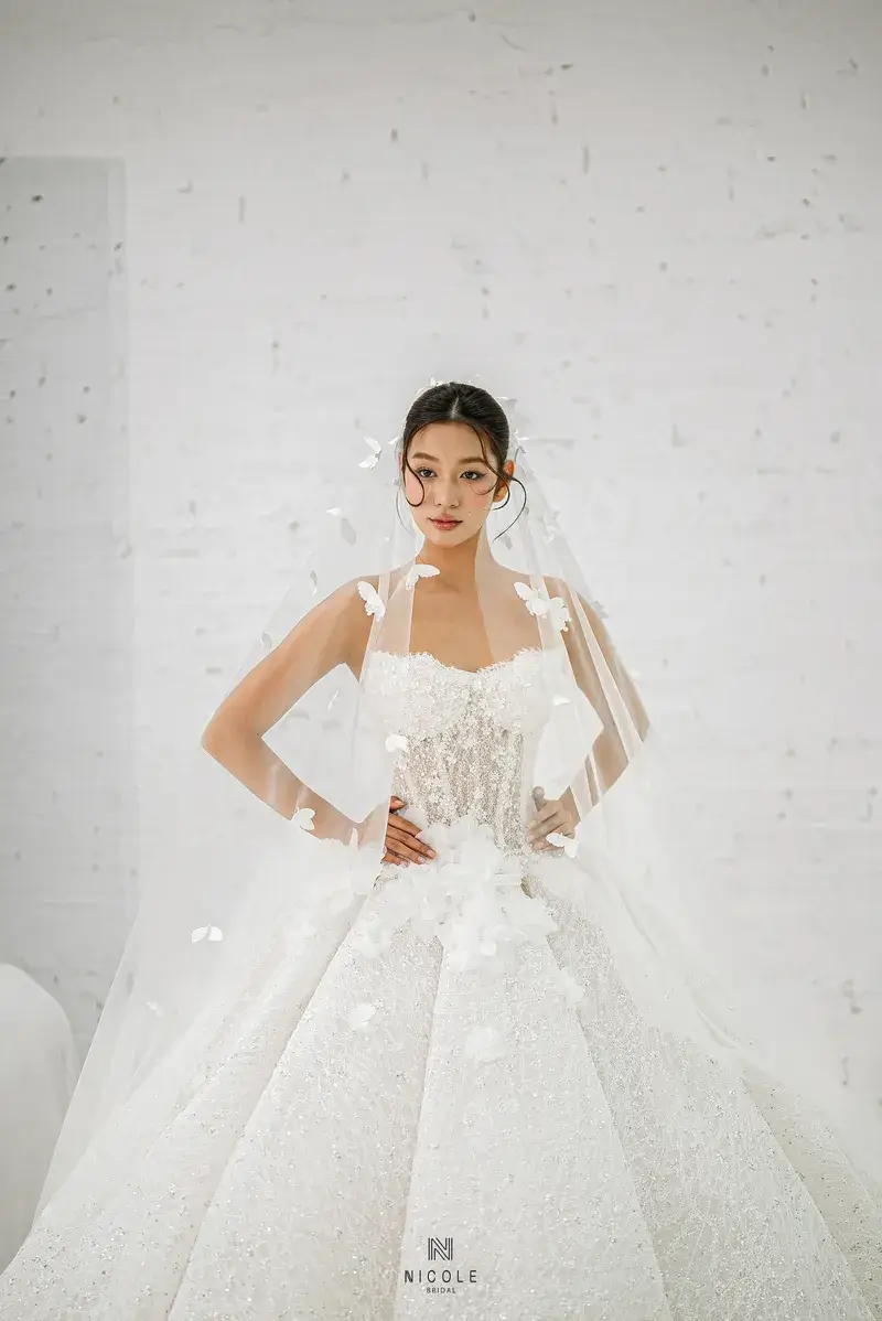 Váy cưới cúp ngực dáng công chúa Josephine lấp lánh