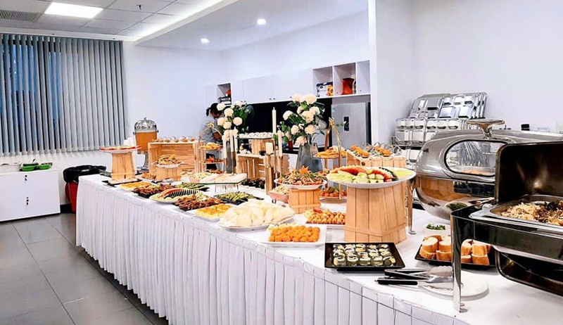 Bàn finger food được bày trí gọn, có tầng lớp và điểm nhấn