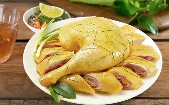 Đĩa gà luộc lá chanh truyền thống mang ý nghĩa may mắn và sung túc