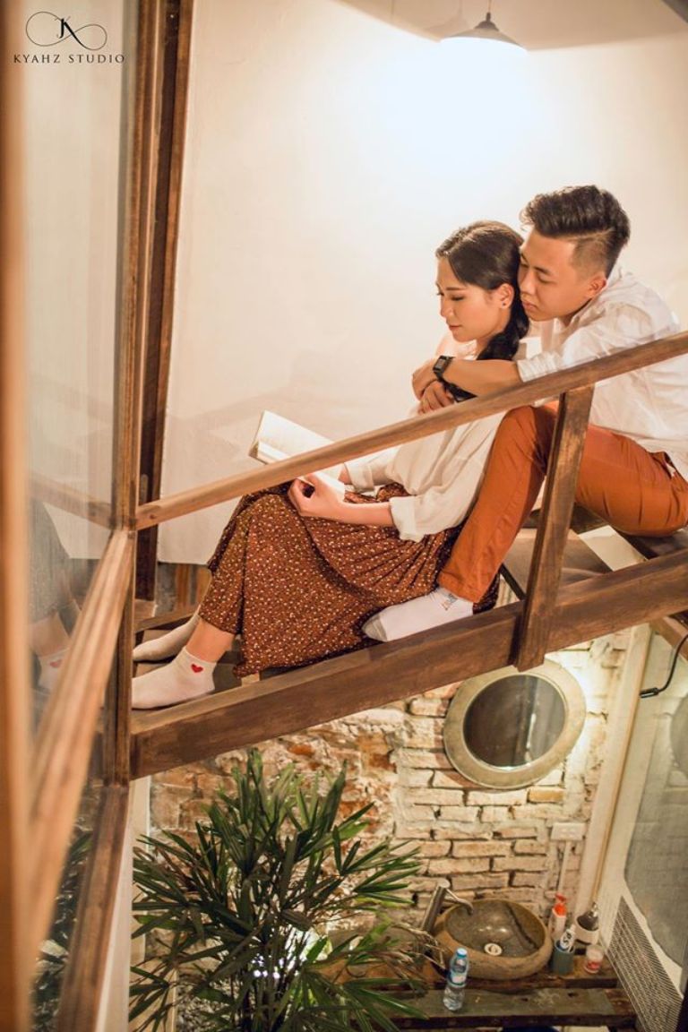 Cặp đôi đang thảo luận kế hoạch cưới với Wedding Planner