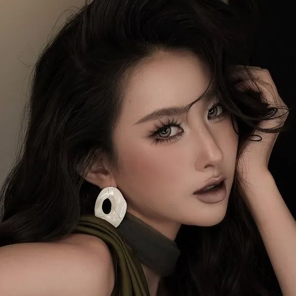 Makeup artist xử lý đường nét khuôn mặt theo phong cách tự nhiên và hiện đại
