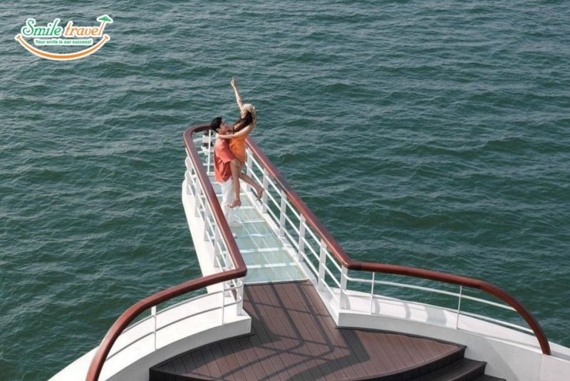 Cầu kính check-in đặc trưng trên Ambassador Cruise — điểm chụp ảnh cưới ấn tượng