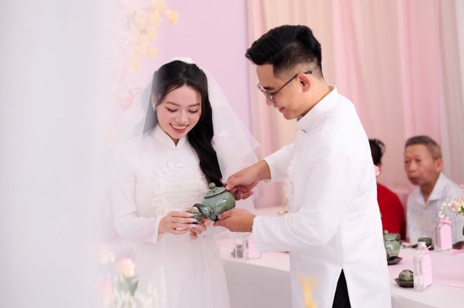 Lễ ăn hỏi trang trọng của cặp đôi, khoảnh khắc gắn kết hai gia đình đầy yêu thương