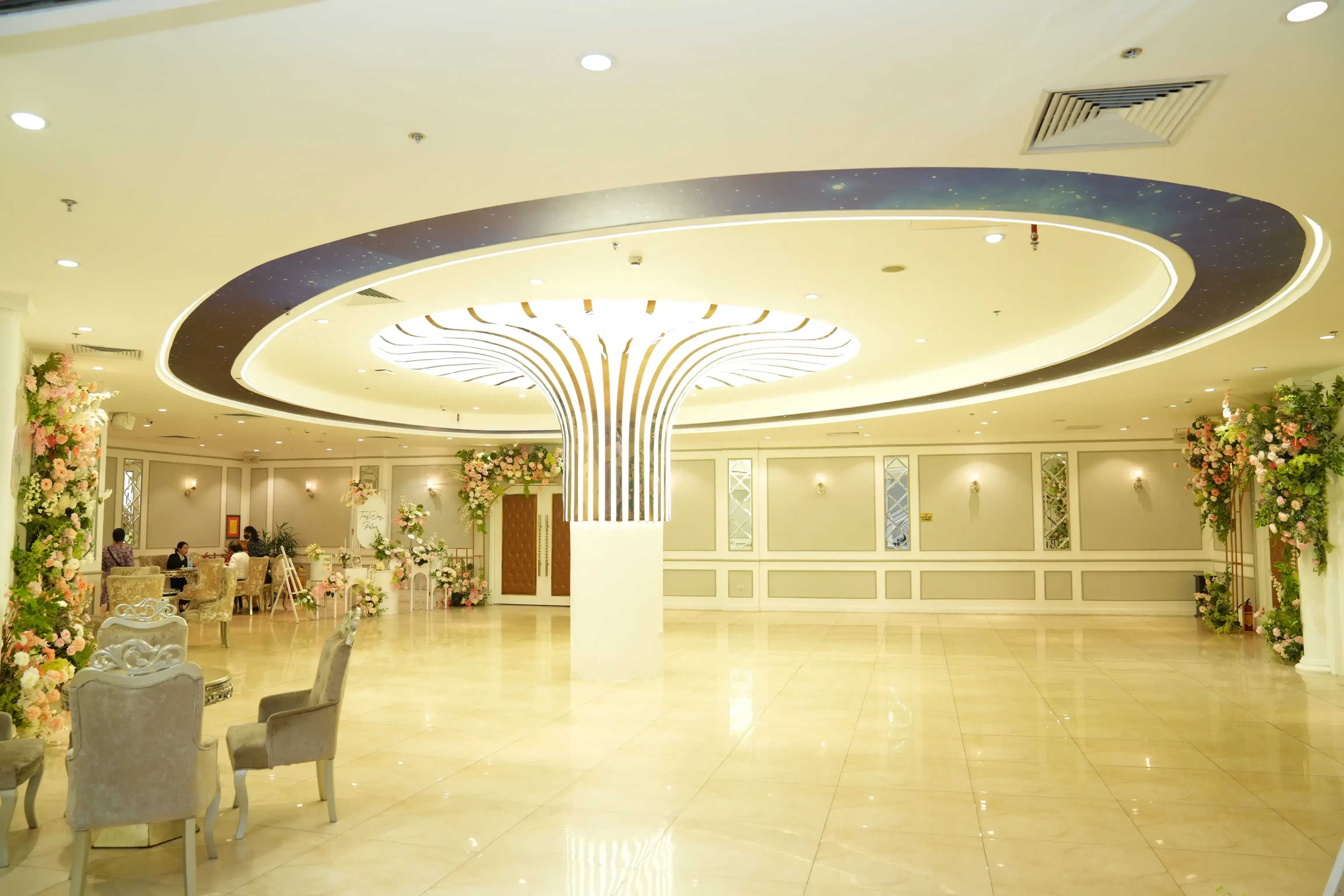 Không gian sảnh tiệc cưới sang trọng tại Trống Đồng Palace Trần Đăng Ninh