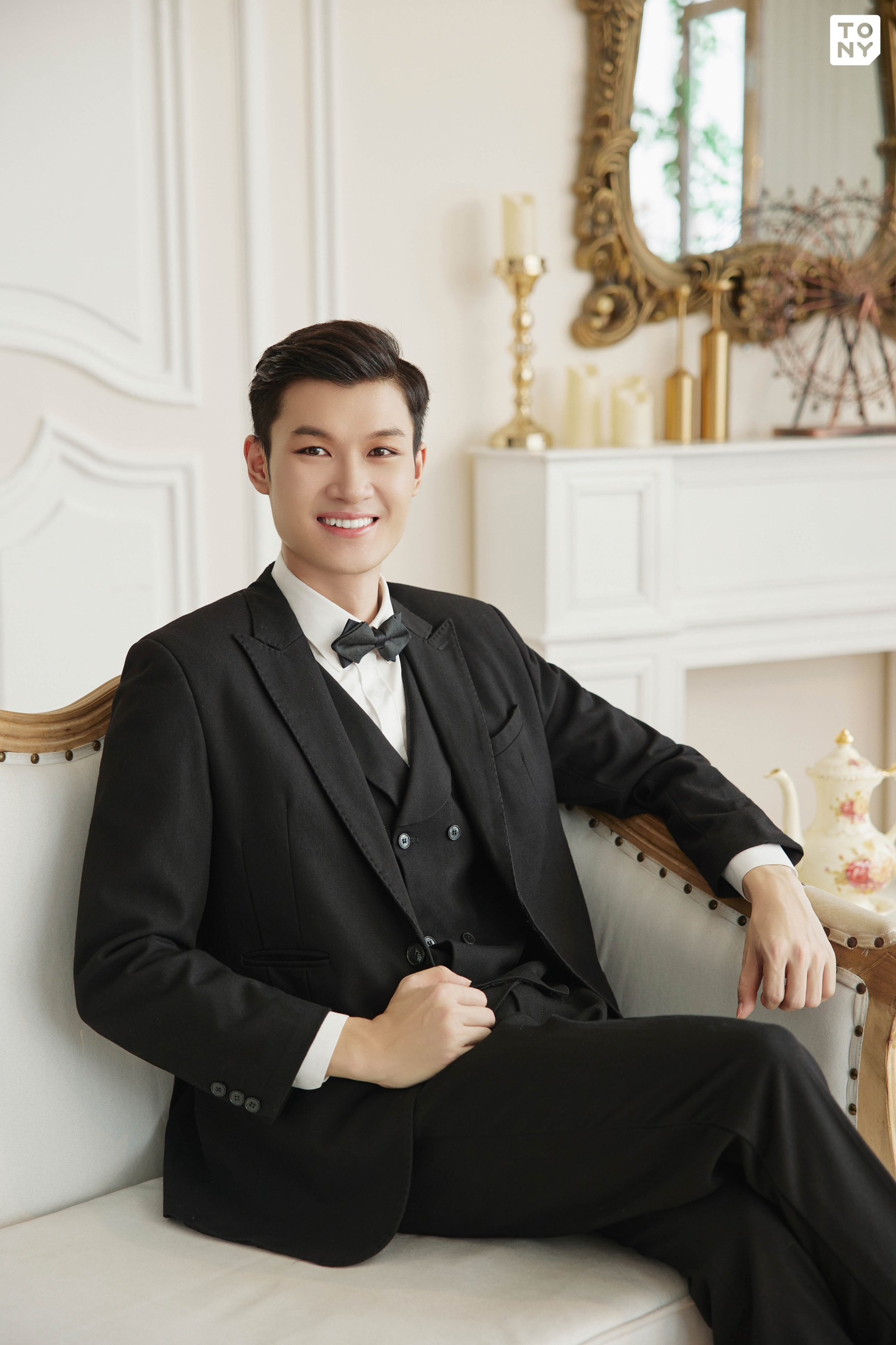 Vest cưới màu đen cổ điển kết hợp sơ mi trắng lịch lãm