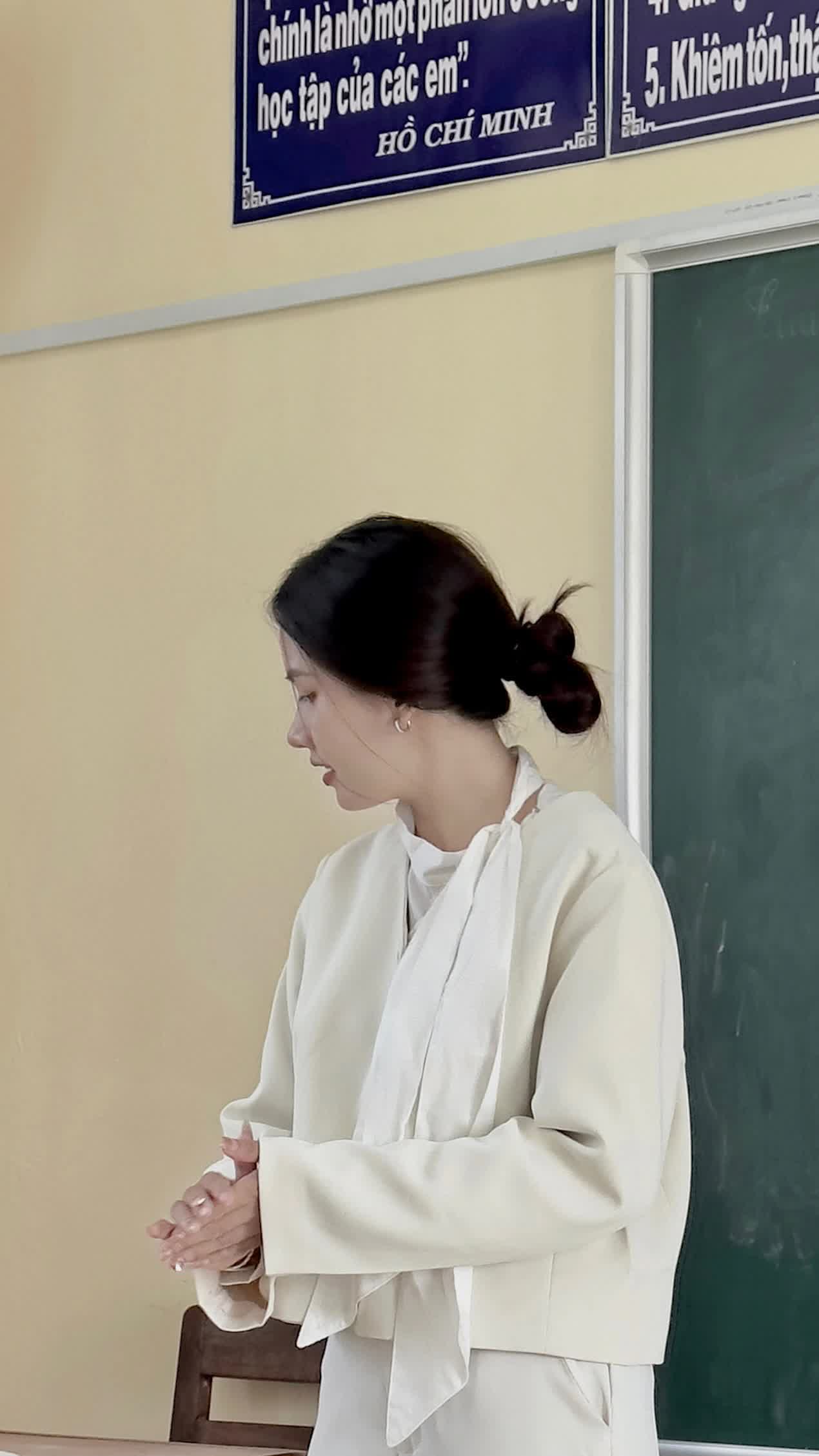 Cô dâu thử váy cưới tại bridal studio