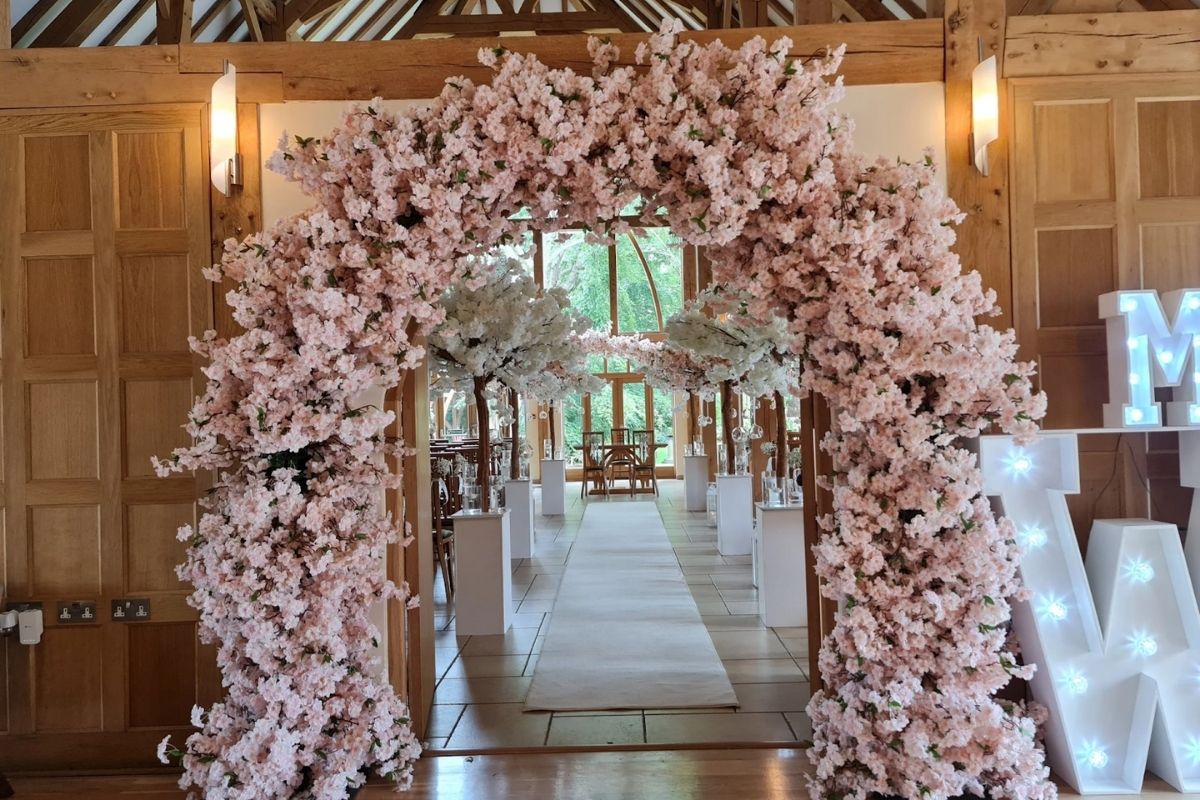 Cổng hoa cherry blossom lãng mạn như mang mùa xuân Nhật vào không gian cưới