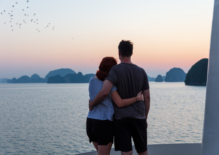 Khung cảnh vịnh Lan Hà nhìn từ boong du thuyền trong hành trình cưới