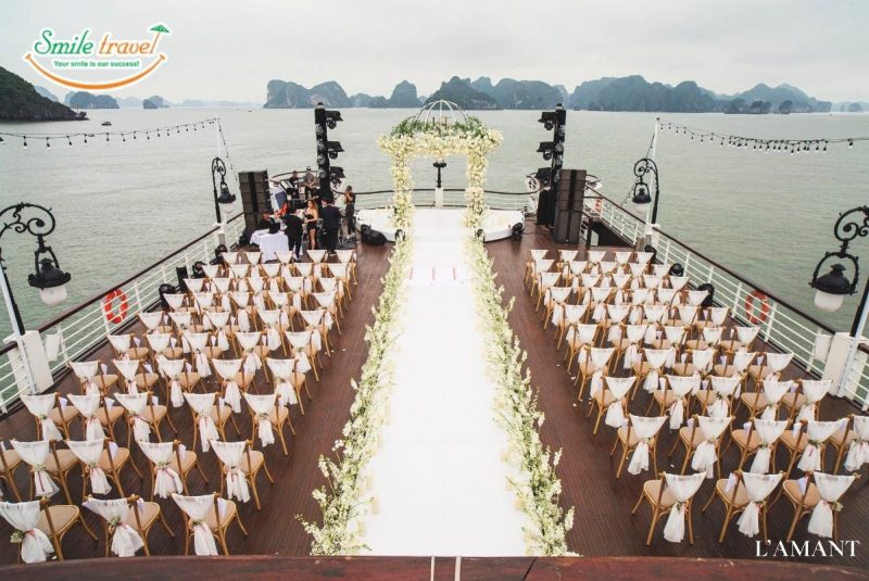 Không gian tiệc cưới sang trọng trên du thuyền Ambassador Cruise I