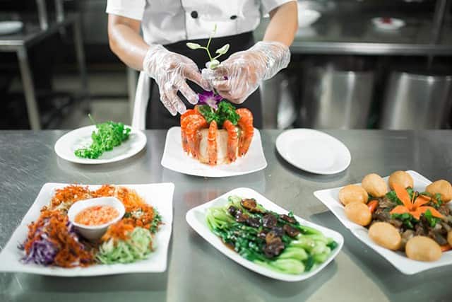 Thực đơn tiệc cưới được chăm chút tỉ mỉ qua bàn tay của các đầu bếp hàng đầu
